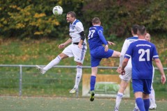 Lars Wissmann (l.) gewinnt das Kopfballduell