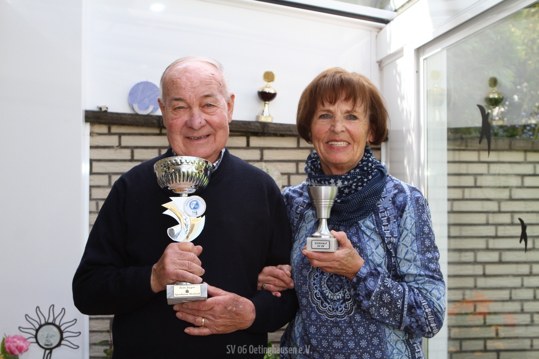 Heinz-Hermann Rieke (l.) mit dem Pokal, der am 25. Mai an den Sieger vergeben wird, Marlies Rieke mit dem Pokal, den sie vor vielen Jahren beim Volkslauf erhielt.