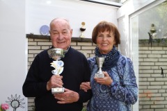 Heinz-Hermann Rieke (l.) mit dem Pokal, der am 25. Mai an den Sieger vergeben wird, Marlies Rieke mit dem Pokal, den sie vor vielen Jahren beim Volkslauf erhielt.