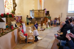 Die Kita-Kinder führen in der Kirche ihr Weihnachtsstück auf