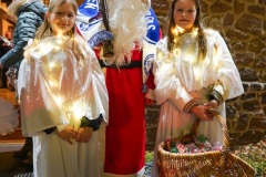 Der Nikolaus mit seinen beiden Engeln Lale (l.) und Zoe (r.)