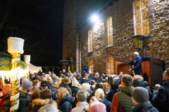 Bei der Tombola war es voll auf dem Kirchplatz