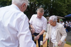 Gelungen: Mit dem ersten Schlag war das Bierfass angestochen. Erwin Steffen (l.), Monika Schwannecke (r.) und Bürgermeister Andreas Hüffmann zapfen Freibier.