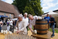 Monika Schwannecke, Erwin STeffen und Andreas Hüffmann zapfen das Herforder Freibier. Rechts bedanken sich Jochen Neibuhr und Ralph Krüger bei den Gästen