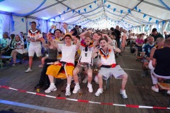 Dicht gedrängt und voller Emotionen: Rund 450 Fans verfolgten im Festzelt des SV 06 Oetinghausen gemeinsam das WM-Spiel und sorgten für eine mitreißende Stimmung.