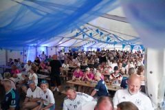 Rund 450 Besucherinnen und Besucher waren der Einladung des SV 06 Oetinghausen gefolgt und füllten das Festzelt bis auf den letzten Platz. Höhepunkt des Abends war das gemeinsame Public Viewing des WM-Spiels zwischen Deutschland und der Elfenbeinküste – das erste und zugleich größte „Rudelgucken“ in der Geschichte des Vereins.