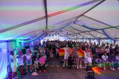 Im Zelt wurde gemeinsam mitgefiebert und der Sieg gefeiert